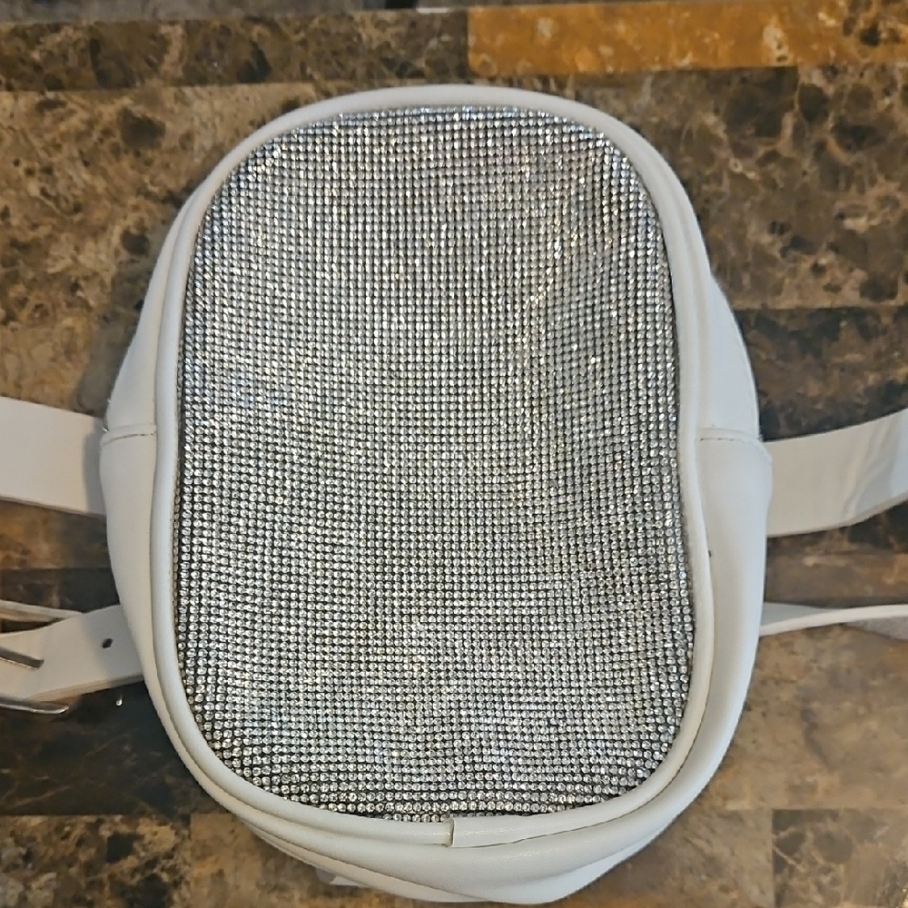 🔴 White and Silver Crossbody Bag